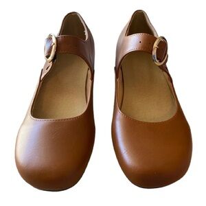 Classic Women’s Tan Mary Jane’s Size 39 (8-8.5) Gold Buckle Closure Cutouts NEW
